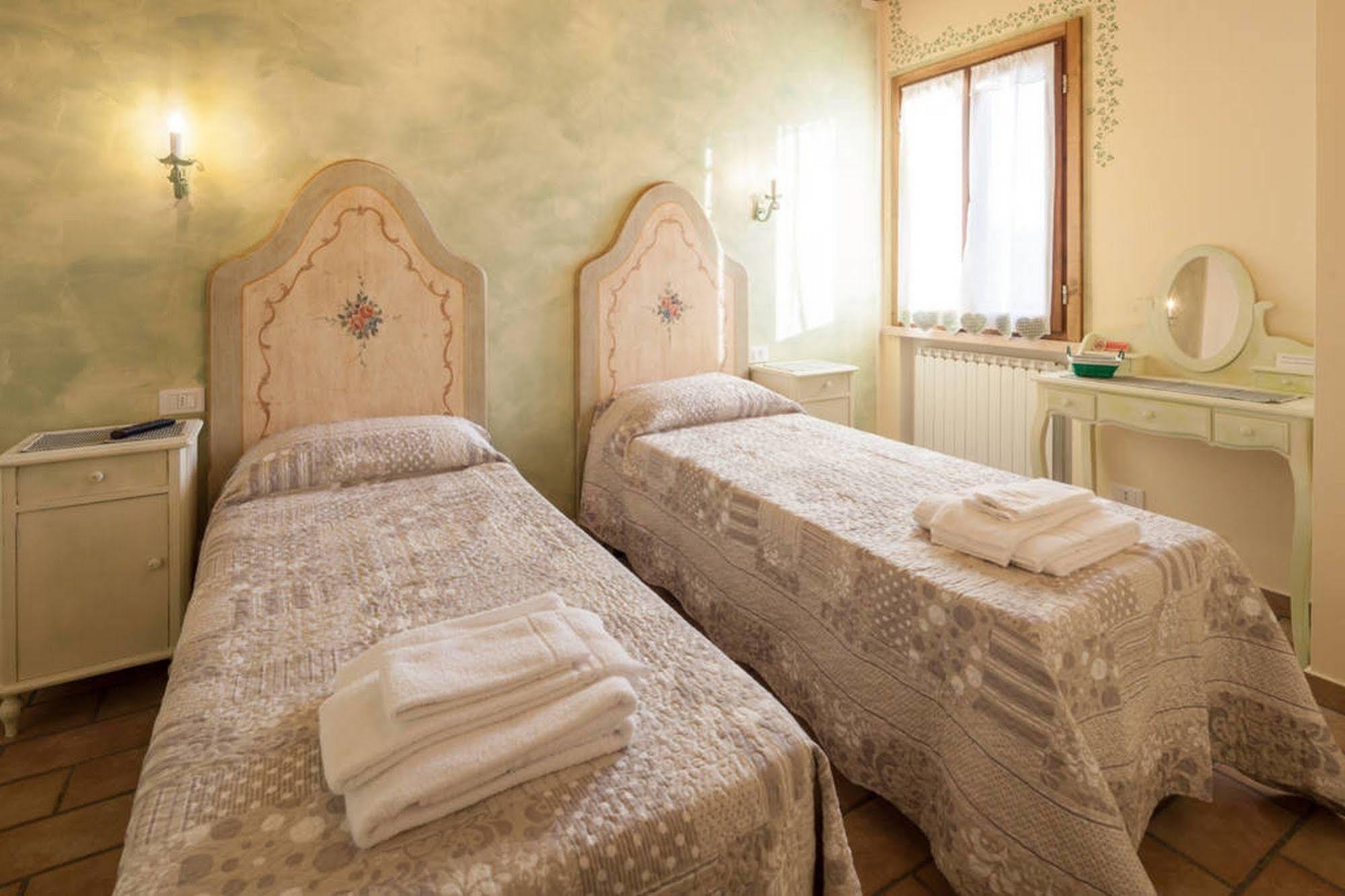 La Casa Delle Rondini Bed and Breakfast Roncoferraro Exteriör bild