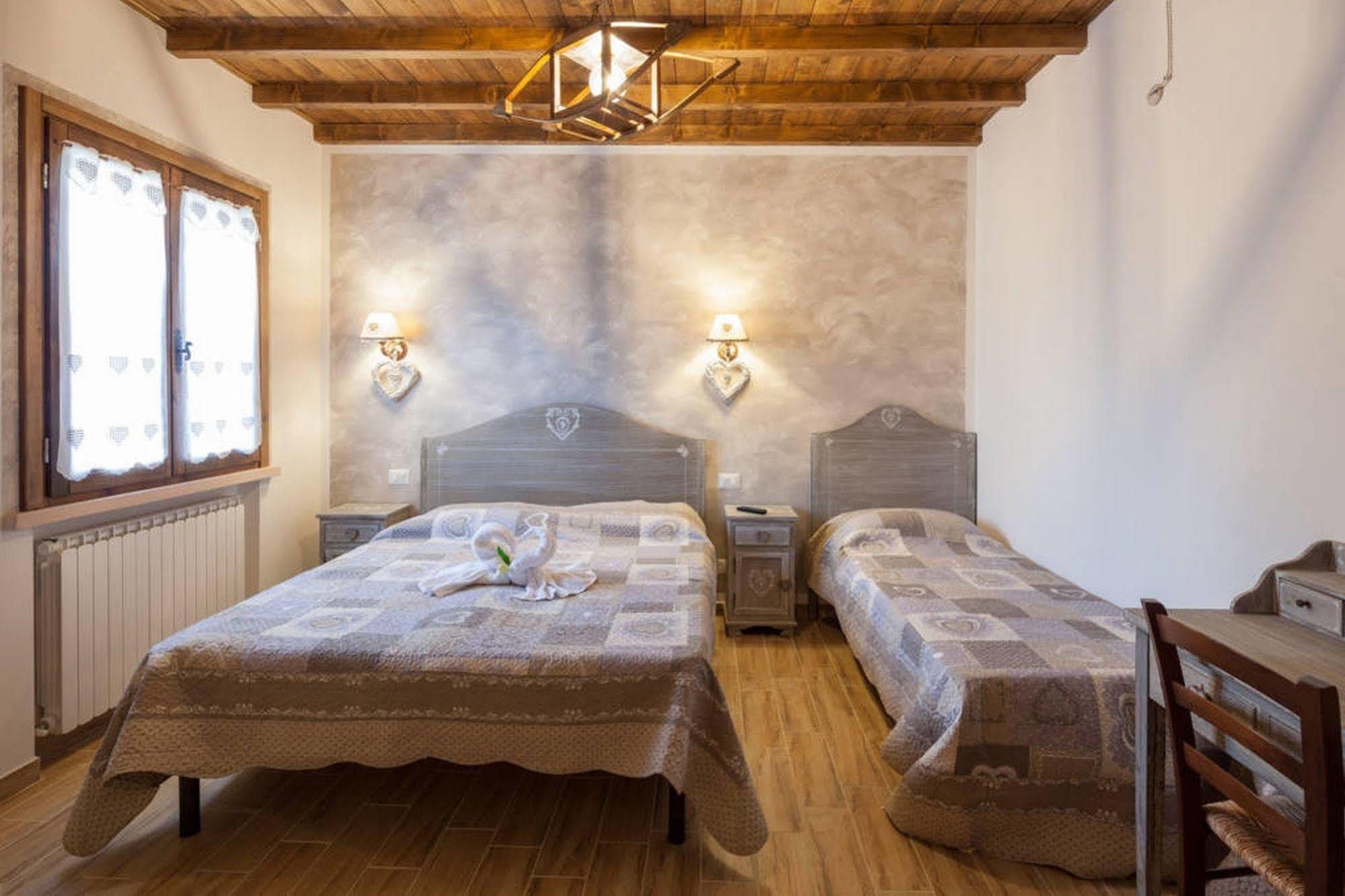 La Casa Delle Rondini Bed and Breakfast Roncoferraro Exteriör bild