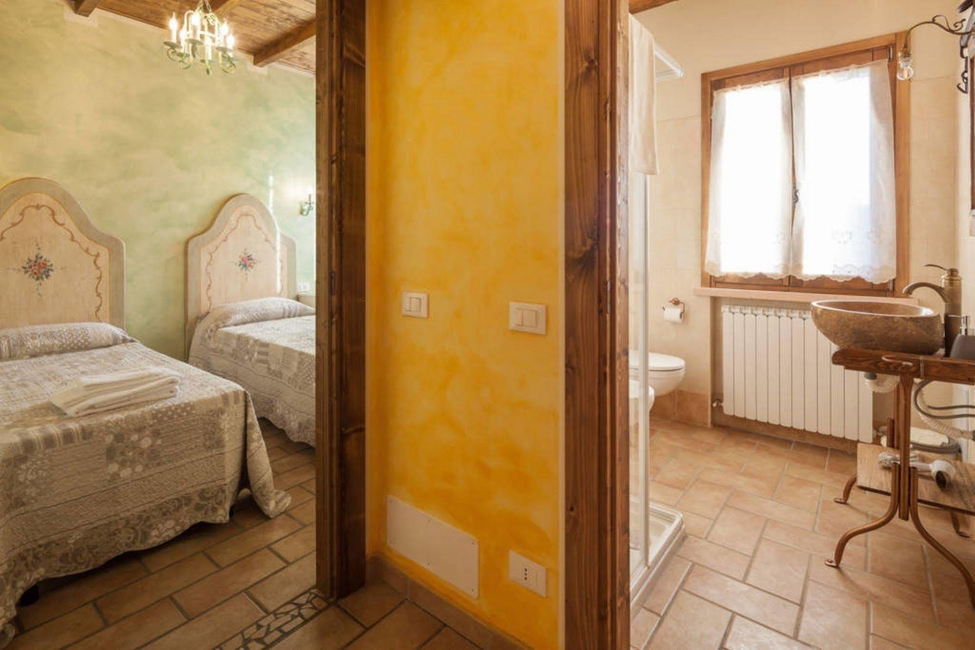 La Casa Delle Rondini Bed and Breakfast Roncoferraro Exteriör bild