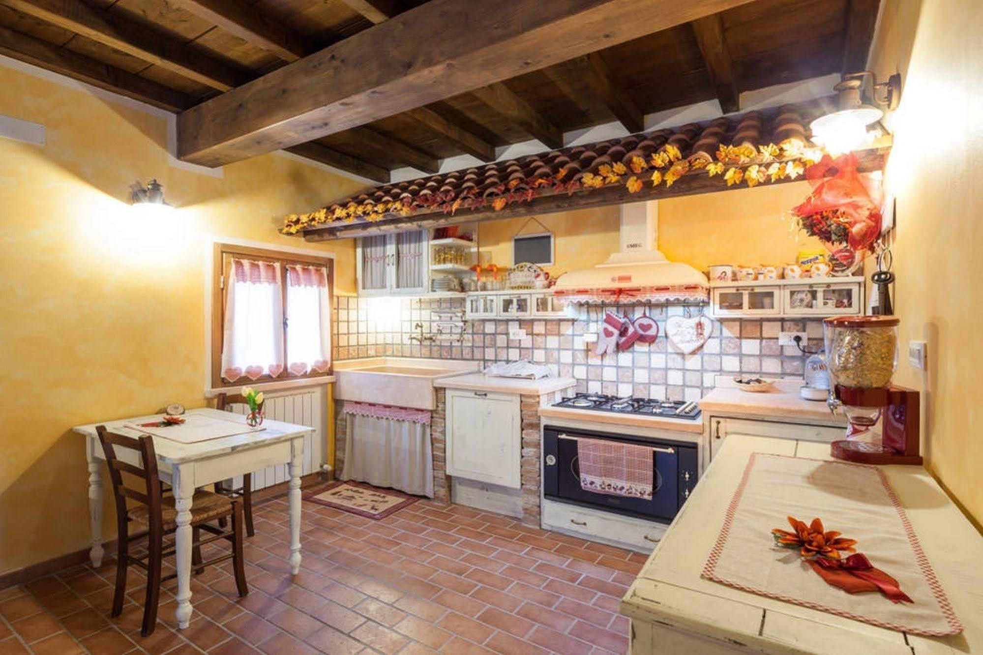 La Casa Delle Rondini Bed and Breakfast Roncoferraro Exteriör bild